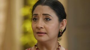 In today’s episode you will see that Vidya is very happy in the Poddar house because she made a stole. She tells Kaveri that this time when Armaan goes to meet Abhira, Vidya will give the stole to Armaan and Armaan will give it to Abhira. Kaveri tells Vidya that she cannot give the stole to Abhira. Just then Armaan comes there. Kaveri asks if Abhira met Armaan. Armaan says that Abhira does not want to meet him. She does not even want to come out of jail and her condition is getting worse day by day. In jail Abhira is given food but she refuses to eat. She has not eaten anything for the last three days. Armaan goes to the jail to meet Abhira but she does not want to meet him. Armaan waits for her in the jail. He goes many times to meet her but Abhira refuses to meet him. When Armaan comes home he sees that Mayra is waiting for Abhira. Mayra does not go out of her room. Armaan asks Mayra why she is doing this. Mayra says that Abhira is also in jail and until Abhira comes out of jail Mayra will stay in the same room. Armaan becomes very worried. Armaan tries to collect proof to free Abhira from jail. He asks his team member Kushal if he talked to the waiter and what information he got. Kushal says that he went to the restaurant but no waiter was ready to talk to him. It seemed like they were hiding something. At Abhir’s house a packet of sugar is found. Abhir is about to throw it but then remembers that in court the judge said that such sugar packets contain illegal substances. Abhir thinks that except Kiara no one else came to his house. He goes to Kiara and asks her where the illegal substance came from and if because of her Anshuman died and Abhira is in jail. Kiara becomes very worried. She accepts her crime and says that because of her Anshuman died and Abhira is in jail. She says that she is a murderer and all the family members hear this. Tanya slaps Kiara and says that she considered Kiara her sister and friend but because of her Tanya’s brother Anshuman is no longer in this world. Kaveri also scolds Kiara. Manisha starts taking Kiara to the police but Armaan stops Manisha and says that Kiara is innocent and she will help them reach the real murderer. Armaan goes to the restaurant with Abhira and calls Kiara’s friend there.